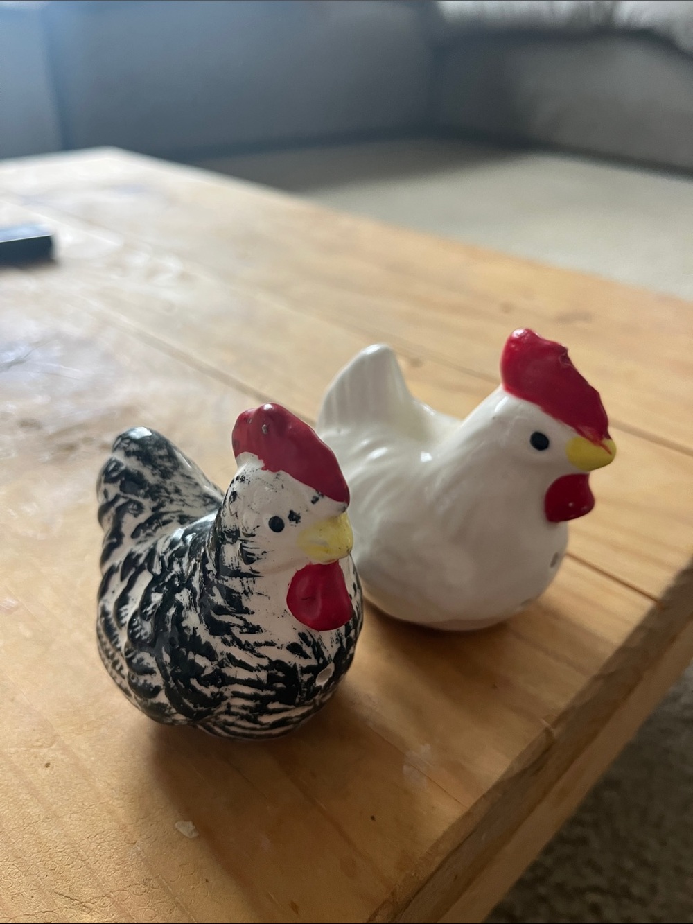 Ceramic vintage Hen Salt and Pepper Shaker Set - White and Black